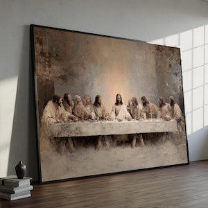 Op de afbeelding: Een ingelijste prent van het Laatste Avondmaal, een klassiek religieus kunstwerk. De schildering toont Jezus en zijn discipelen aan een lange tafel, in gedempte tinten, met de nadruk op de figuren en hun uitdrukkingen. Het kunstwerk wordt tentoongesteld in een kamer met natuurlijk licht.