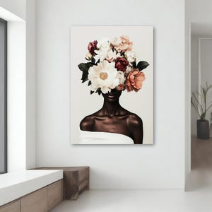 K&ouml;nnte beinhalten: Ein Schwarzwei&szlig;portr&auml;t einer Person mit einem Strau&szlig; aus rosa, wei&szlig;en und roten Blumen, der ihr Gesicht bedeckt. Die Person tr&auml;gt ein wei&szlig;es Top mit offener Schulter.