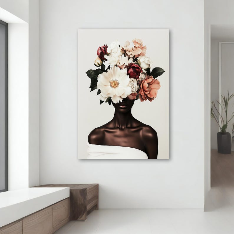 K&ouml;nnte beinhalten: Ein Schwarzwei&szlig;portr&auml;t einer Person mit einem Strau&szlig; aus rosa, wei&szlig;en und roten Blumen, der ihr Gesicht bedeckt. Die Person tr&auml;gt ein wei&szlig;es Top mit offener Schulter.