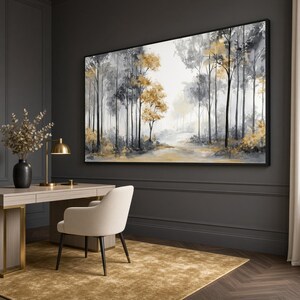 Può includere: Una grande opera d'arte murale rettangolare che raffigura un paesaggio boschivo con alberi alti in tonalità di grigio, nero e oro. Il dipinto è incorniciato da un sottile bordo nero e mostra un sentiero nebbioso e luminoso nel bosco.