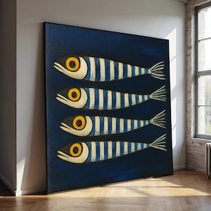 Può includere: Un grande dipinto su tela raffigurante quattro pesci stilizzati. Ogni pesce ha un corpo bianco con strisce blu, occhi gialli e una pinna caudale bianca e blu. Lo sfondo è blu navy scuro.