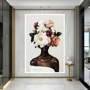 K&ouml;nnte beinhalten: Ein Schwarzwei&szlig;portr&auml;t einer Person mit einem Blumenarrangement, das ihren Kopf bedeckt. Die Blumen sind wei&szlig;, rosa und rot. Die Person tr&auml;gt ein wei&szlig;es Kleidungsst&uuml;ck.