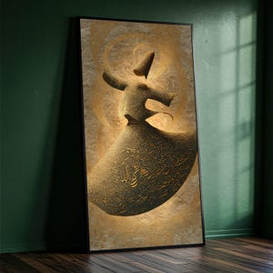 Può includere: Un'opera d'arte incorniciata raffigura un derviscio rotante in una veste fluida, resa in tonalità oro e marrone. L'opera presenta un'intricata calligrafia e uno sfondo strutturato, creando un senso di movimento e spiritualità. L'opera è esposta contro un muro verde scuro.