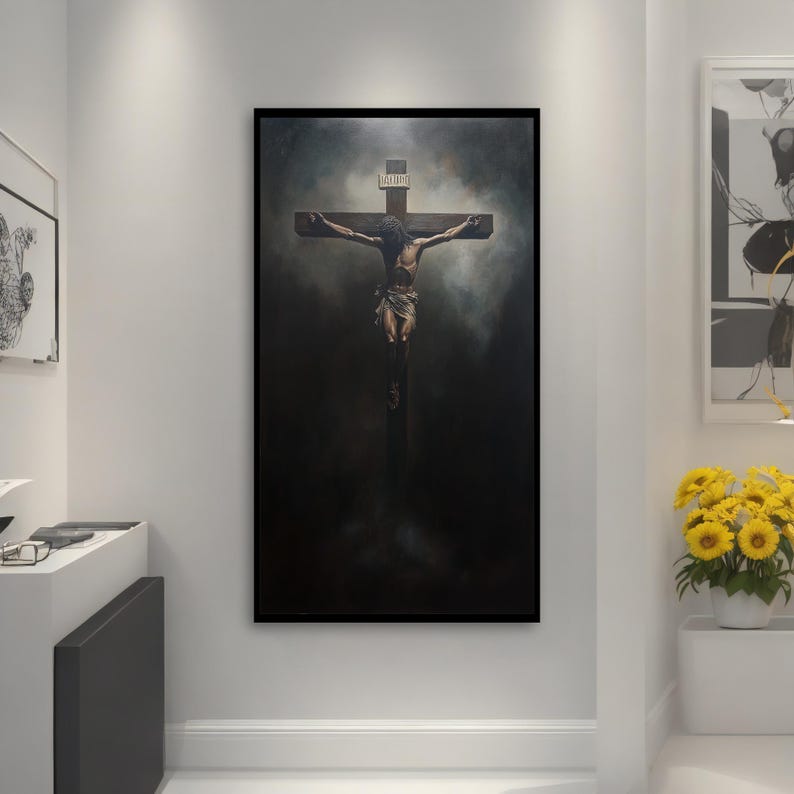 Pu&ograve; includere: Dipinto incorniciato raffigurante una scena della crocifissione. L'opera presenta una figura su una croce di legno, con uno sfondo scuro e atmosferico. La figura &egrave; drappeggiata in un tessuto e la croce porta l'iscrizione "INRI".