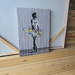 Pu&ograve; includere: Un dipinto in bianco e nero di una ballerina che indossa un tut&ugrave; colorato con la vernice che cola. La ballerina &egrave; in piedi su una gamba con l'altra gamba estesa dietro di lei.