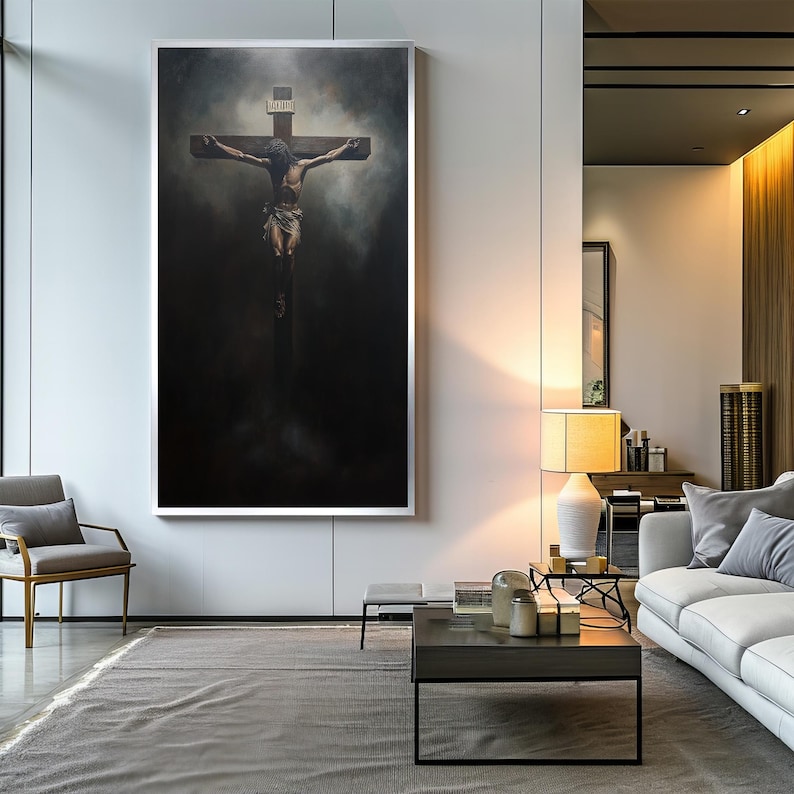 Pu&ograve; includere: Un grande dipinto incorniciato raffigura una figura sulla croce su uno sfondo scuro e fumoso. L'opera d'arte &egrave; esposta in un moderno soggiorno, con un tappeto grigio, un divano bianco e un tavolino con una lampada.