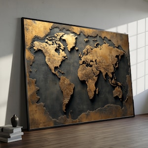 Può includere: Una mappa del mondo tridimensionale incorniciata, in oro e grigio scuro. I continenti sono in oro testurizzato, in contrasto con lo sfondo grigio scuro. La mappa è in una cornice nera ed è appoggiata a un muro.