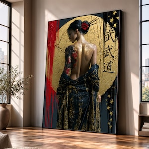 Könnte beinhalten: Ein vertikales, rechteckiges Wandbild, das eine Person mit dunklem Haar und einer roten Blumenverzierung von hinten zeigt. Die Person trägt ein dunkles Gewand mit goldenen Mustern. Ein großer goldener Kreis, rote Farbstreifen und schwarzer japanischer Text.