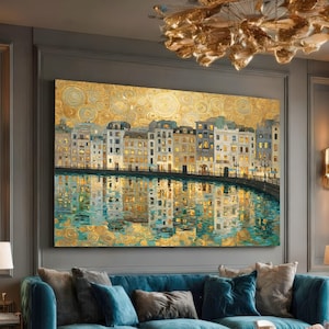 Puede incluir: Una impresión de arte mural rectangular que representa un paisaje urbano junto al agua al atardecer. La escena muestra edificios de varios pisos con ventanas iluminadas, reflejados en el agua, bajo un cielo con patrones dorados en espiral.