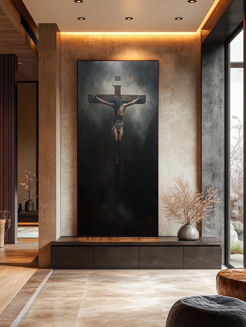 Pu&ograve; includere: Un grande dipinto verticale di Ges&ugrave; sulla croce, ambientato su uno sfondo scuro e drammatico. L'opera d'arte &egrave; esposta in un interno moderno e minimalista con toni neutri e luce naturale.