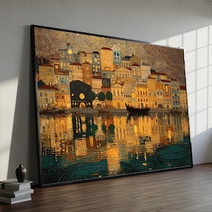 Peut inclure: Une grande impression d'art encadrée représentant un paysage urbain nocturne. Des bâtiments aux tons jaunes, oranges et bruns bordent le front de mer, avec des reflets dans l'eau. Le ciel présente un motif doré tourbillonnant.