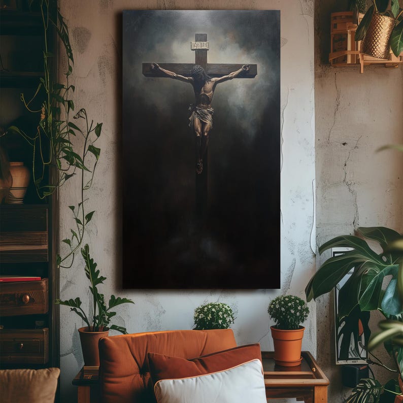 Pu&ograve; includere: Un grande dipinto verticale raffigura una figura su una croce di legno su uno sfondo scuro e fumoso. La figura &egrave; dettagliata, con una corona di spine e un perizoma. La croce ha l'iscrizione "INRI" in alto.