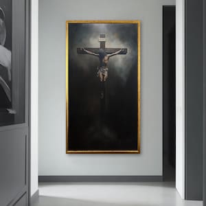 Pu&ograve; includere: Un dipinto incorniciato raffigurante una scena della crocifissione. L'opera presenta una figura su una croce di legno, ambientata su uno sfondo scuro e fumoso. La cornice &egrave; dorata e il dipinto &egrave; esposto su una parete bianca.