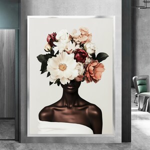 K&ouml;nnte beinhalten: Ein Schwarzwei&szlig;portr&auml;t einer Person mit einem Strau&szlig; aus rosa, wei&szlig;en und roten Blumen, der ihren Kopf bedeckt. Die Blumen sind scharf gestellt, und das Gesicht der Person ist teilweise von den Blumen verdeckt.