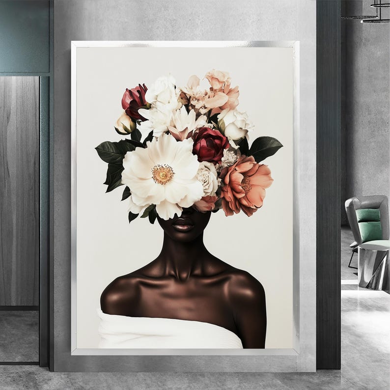 K&ouml;nnte beinhalten: Ein Schwarzwei&szlig;portr&auml;t einer Person mit einem Strau&szlig; aus rosa, wei&szlig;en und roten Blumen, der ihren Kopf bedeckt. Die Blumen sind scharf gestellt, und das Gesicht der Person ist teilweise von den Blumen verdeckt.