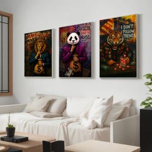 Set di 3 dipinti su tela "Animal Boss" - Arte murale della giungla urbana con leone, panda e tigre in giacca e cravatta - Pronti da appendere - Regalo Bold Interiors