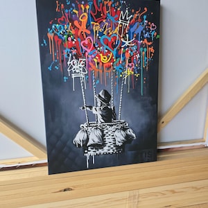 Pu&ograve; includere: Una mongolfiera colorata in stile graffiti con un bambino che tiene il cesto. Il pallone &egrave; pieno di cuori, stelle e altre forme colorate. Il bambino indossa un cappello e guarda lo spettatore.