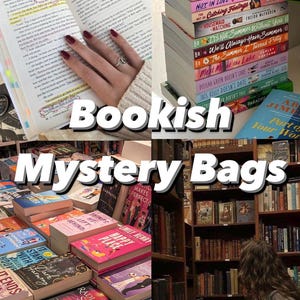 Può includere: Un collage con libri e il testo "Bookish Mystery Bags". L'immagine mostra pile di libri, libri aperti con testo evidenziato e una persona che legge. I libri hanno copertine colorate.