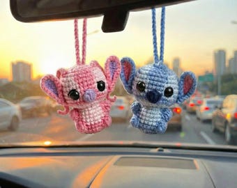 Alieno blu amigurumi all'uncinetto, portachiavi di peluche, accessorio per auto mostro blu