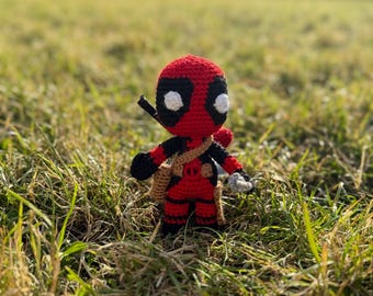 Peluche de Deadpool amigurumi, figura de Deadpool a crochet, peluche amigurumi, llavero de peluche, muñeco de Deadpool, Deadpool amigurumi, fan art de Deadpool