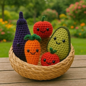 Könnte beinhalten: Ein Weidenkorb gefüllt mit gehäkelten Plüschtieren in Form von Gemüse. Die Spielzeuge umfassen eine lila Aubergine, eine orange Karotte, eine rote Tomate und eine grüne Avocado. Jedes Spielzeug hat ein lächelndes Gesicht.