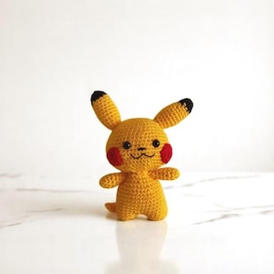 Boneca de crochê amarela feita à mão - Amigurumi de pelúcia fofo para espelho de carro, mesa ou bolsa - Ideia de presente única - Chaveiro de brinquedo de lã macia