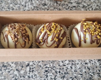 Bombes pour chocolat chaud (paquet de 3) remplies de mini guimauves et d'une variété de saveurs pour rendre vos moments chocolat chauds parfaits.