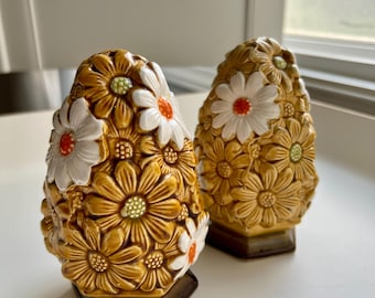 Vintage Fred Roberts Co. Harvest Gold Daisy Salt and Pepper Shakers