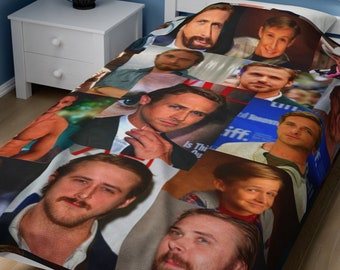 Op de afbeelding: Een collage van foto's van een man met een baard en snor. De foto's zijn gerangschikt in een raster op een wit beddengoed. Het beddengoed ligt op een wit bedframe. Het bed staat in een kamer met blauwe muren en een wit nachtkastje.