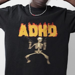 ADHS-Skelett-Shirt – Lustiges T-Shirt zum Thema psychische Gesundheit, ausgefallenes Grafik-Shirt als Geschenk, schwarzer Humor, Vintage-Totenkopf-Shirt für Damen und Herren, Scherzartikel, Meme