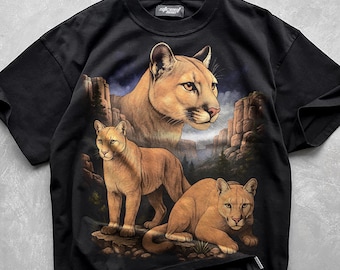 Vintage Berglöwe T-Shirt, Retro Grafik T-Shirt, Western Natur Shirt, Outdoor Abenteuer Geschenk für Tierliebhaber - Unisex T-Shirt,