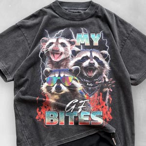 My Gf Bites Tshirt, meine Freundin Shirt, lustiges Gag Geschenk, Freund Shirt, Freund Geschenk, lustiges Meme, ästhetisches Shirt, Zitat, Geschenke für sie