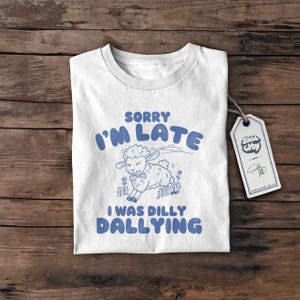 Dilly Dallying T-Shirt, seltsames T-Shirt, Meme T-Shirt, dummes T-Shirt, Meme Shirt, lustiges Shirt, Pyjama-T-Shirt, Waschbär-T-Shirt, lustige Geschenke