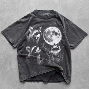 Camiseta con gráfico retro de mapache y luna: camiseta lavada extragrande