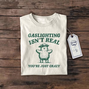 Gaslighting ist nicht echt lustiges Shirt, Retro lustiges T-Shirt, seltsames T-Shirt, Meme TShirt, verrücktes Shirt, Unisex Shirt, lustiges Geschenk, süßes T-Shirt