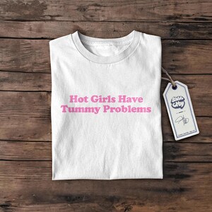 Heiße Mädchen haben Bauch Probleme lustiges Shirt, Geschenk, Retro lustiges T Shirt, seltsames T Shirt, Meme TShirt, verrücktes Shirt, lustiges Geschenk, süßes T-Shirt