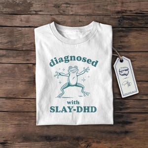 Slay-DHD lustiges Shirt, Geschenk, Retro lustiges T-Shirt, seltsames T-Shirt, Meme T-Shirt, verrücktes Shirt, Unisex-Shirt, lustiges Geschenk, süßes T-Shirt
