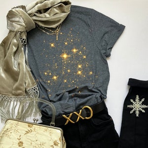 Camiseta Golden Moon And Stars, Camisa Crescent Stars, Camiseta unisex Softstyle, Camisa Celestial, Camisa Gold Magical Stars, Camiseta Star Mystical imagen 1