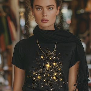 Camiseta Golden Moon And Stars, Camisa Crescent Stars, Camiseta unisex Softstyle, Camisa Celestial, Camisa Gold Magical Stars, Camiseta Star Mystical imagen 2
