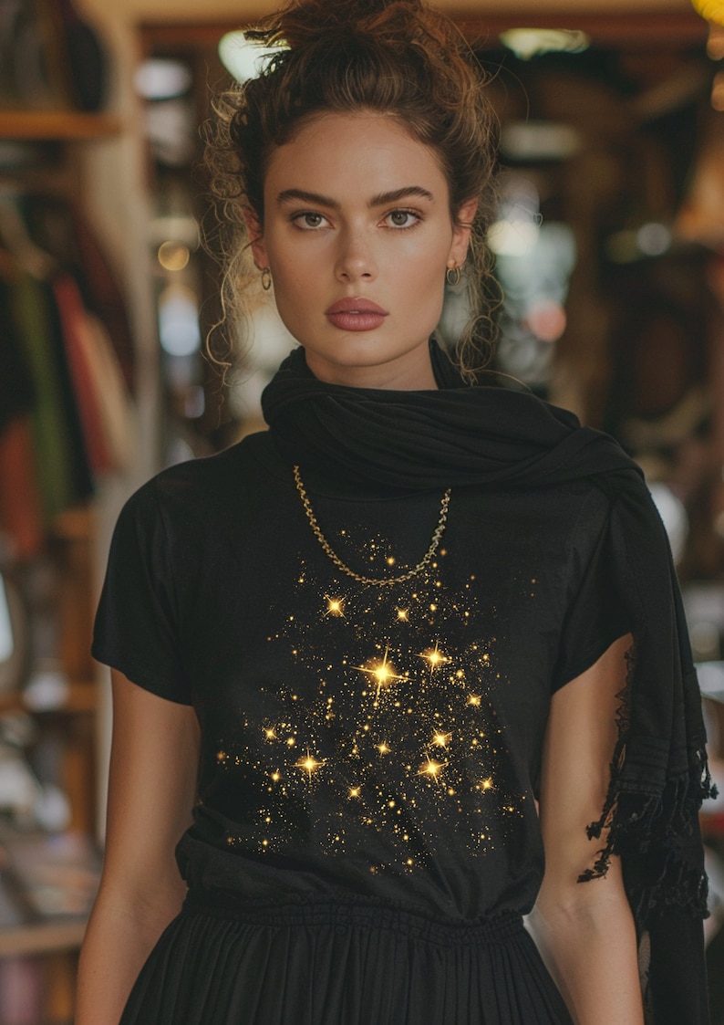 Camiseta Golden Moon And Stars, Camisa Crescent Stars, Camiseta unisex Softstyle, Camisa Celestial, Camisa Gold Magical Stars, Camiseta Star Mystical imagen 2