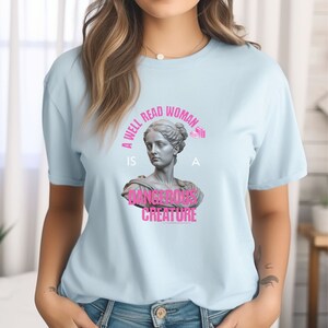 Femme bien lue, t-shirt pour adulte créature dangereuse, t-shirt de bibliophile, cadeau pour amateur de lecture