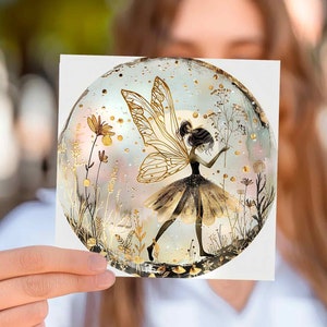 Fata in una goccia d'acqua biglietto d'auguri, fata bambina ali dorate cancelleria illustrata saluti per gli amanti delle fate regalo di compleanno Fairycore