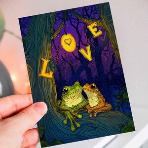 パーソナライズされたハッピーバレンタインデーの気まぐれなイラストカード。愛し合うカエルのカップルがキス。記念日のギフトに最適。