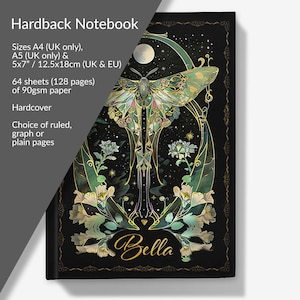 Könnte beinhalten: Notizbuch mit Hardcover und schwarzem Einband. Es zeigt eine detaillierte Illustration einer Motte, Blumen und Himmelselementen in Grün, Gold und Weiß. Erhältlich in A4, A5 und 12,5x18cm. Das Wort "Bella" ist in Gold geschrieben.