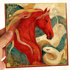 Op de afbeelding: Vierkante kunstdruk met een rood paard en een opgerolde witte slang. Het kunstwerk heeft gouden en blauwgroene accenten, een rode rand en gouden geometrische hoekontwerpen. De stijl doet denken aan traditionele Aziatische kunst.