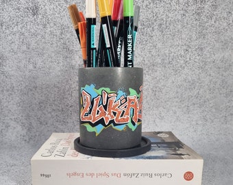 Portalápices personalizado Urban Chic Graffiti hecho de hormigón con posavasos de diseño - Accesorios de oficina creativos con carácter