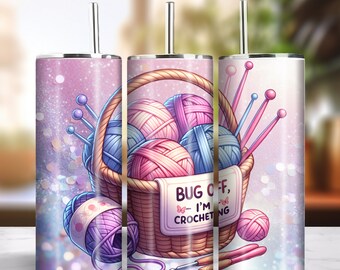 Copo térmico fino de 590ml com estampa brilhante e glitter para sublimação. Download instantâneo em PNG 300dpi. Ideal para fazer você mesmo um adesivo de crochê com a frase engraçada "Bug Off I'm Crocheting".