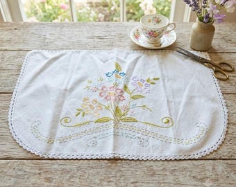 Vintage Embroidered Floral Scalloped Linen Placemat Dresser Scarf 17x10 Oblong