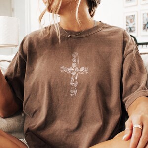 Minimalist Seashell Cross Shirt Ocean Inspired Style Comfort Colors Beachy Shirt Sea Shell Shirts Coconut Girl Clothes Mermaidcore Faith Tee