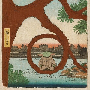 Peut inclure: Une impression d'art numérique représentant un personnage extraterrestre vert assis sur une branche de pin. L'arbre est au premier plan et l'arrière-plan montre un paysage urbain japonais avec un plan d'eau. Le texte "***" est écrit en japonais sur le côté droit de l'image.
